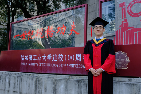 1726734616627314.jpg 刘洋博士结业照片.jpg