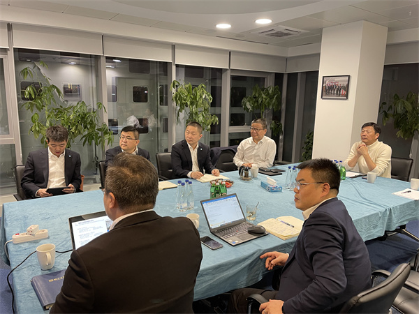 1736732764349183.jpg 方总听取汇报.jpg