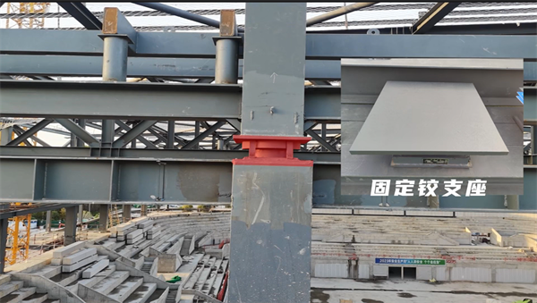 1736733208375844.png 桁架两头通过箱体毗连于框架柱顶的制品牢靠铰支座上方.png